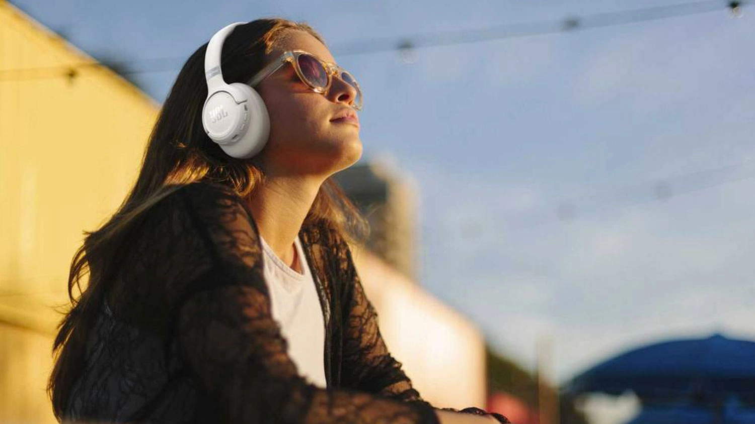 Žena s bezdrôtovými slúchadlami JBL Tune 780NC