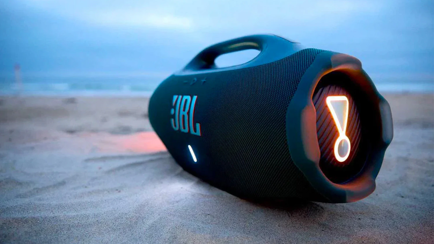 Reproduktor JBL Boombox 4 na pl&aacute;ži