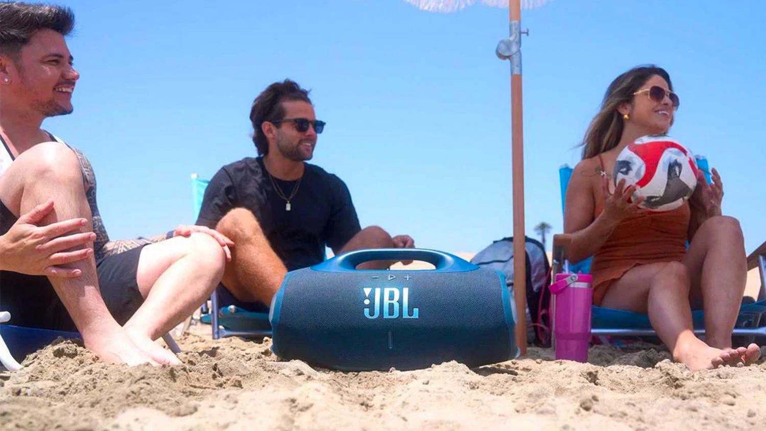 Reproduktor JBL Boombox 4 na pl&aacute;ži
