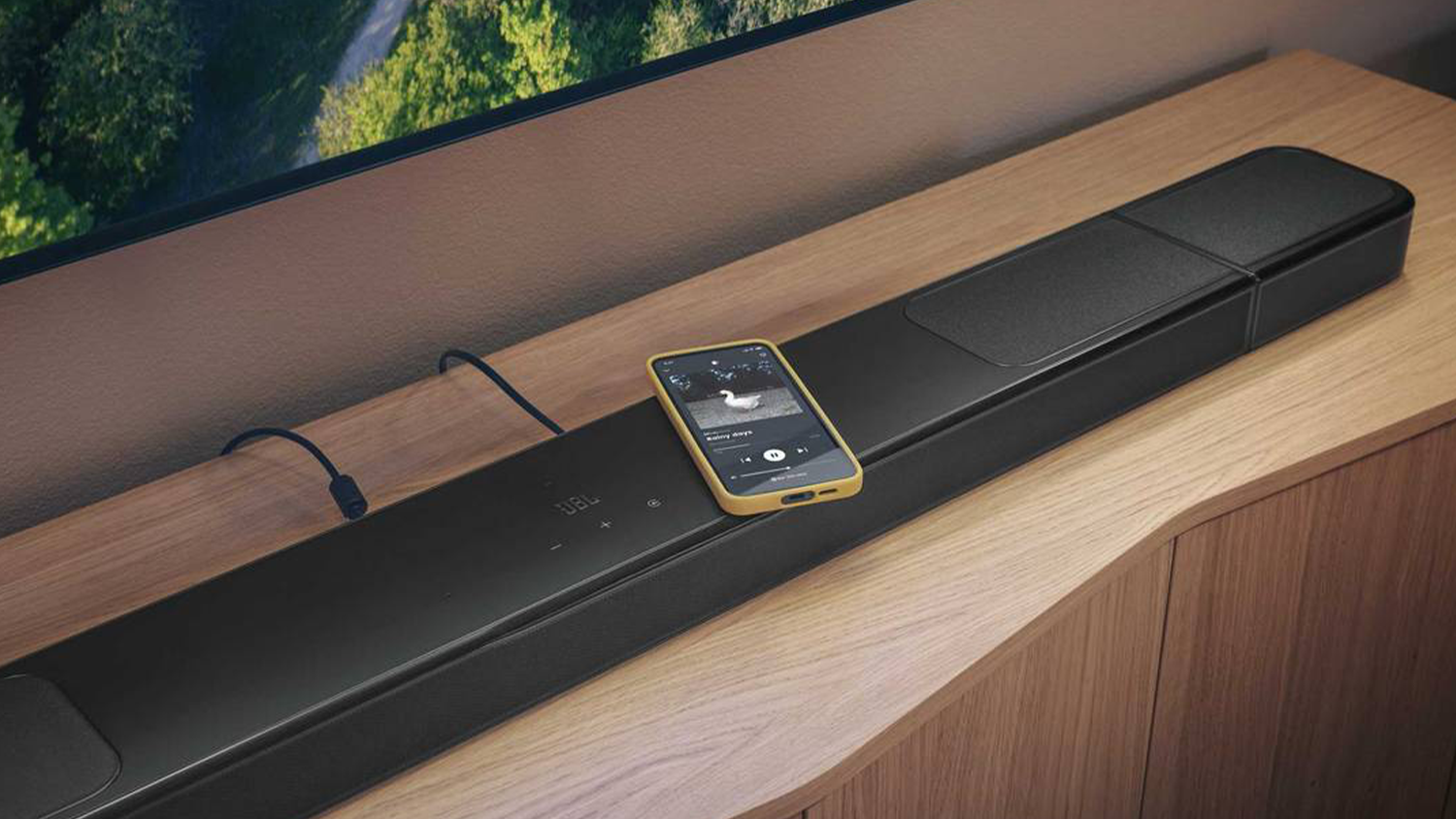 Soundbar JBL s položeným mobilom
