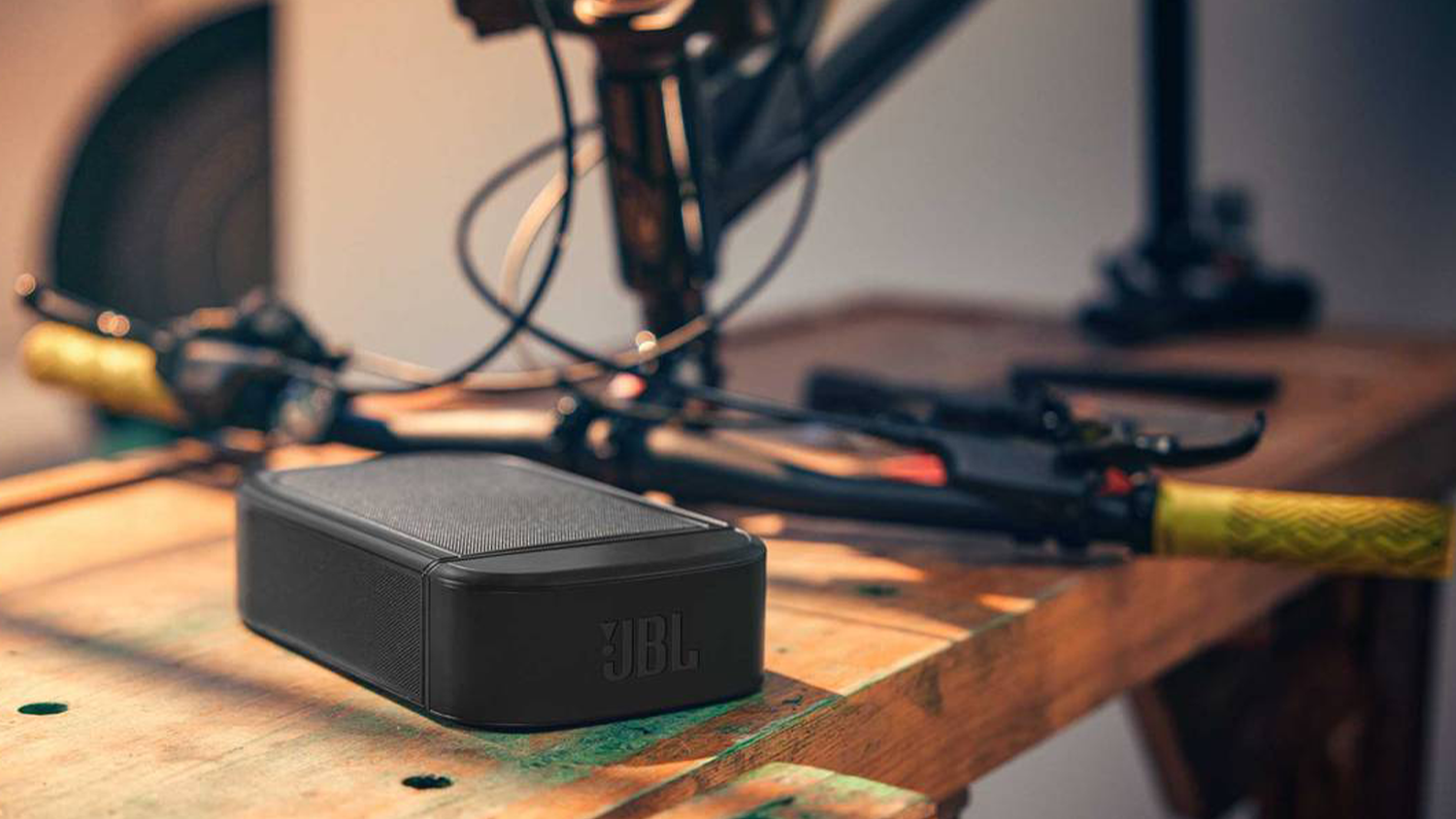 Reproduktor soundbaru JBL na pracovnom stole