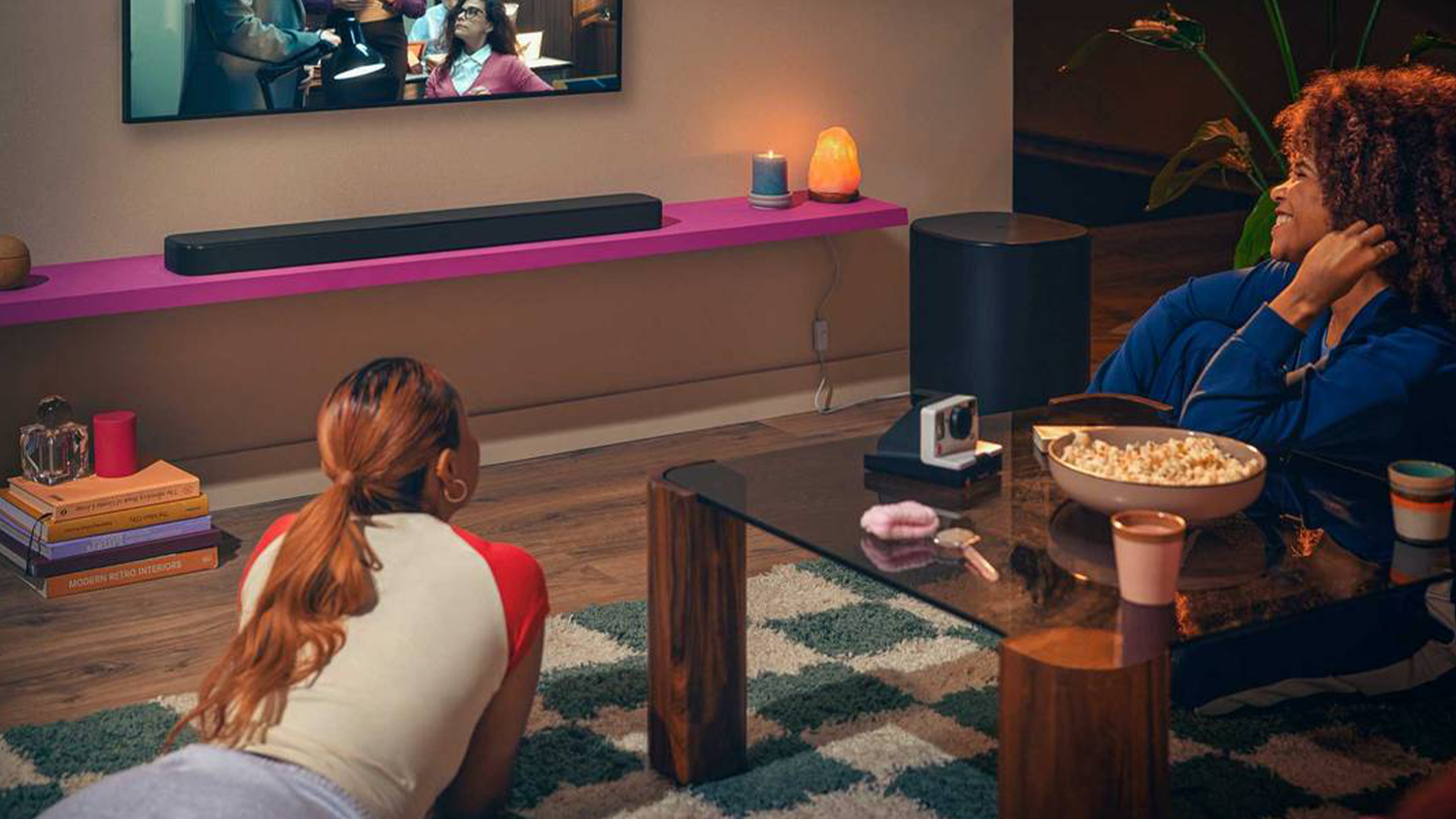Ženy pred telev&iacute;zorom a soundbarom JBL