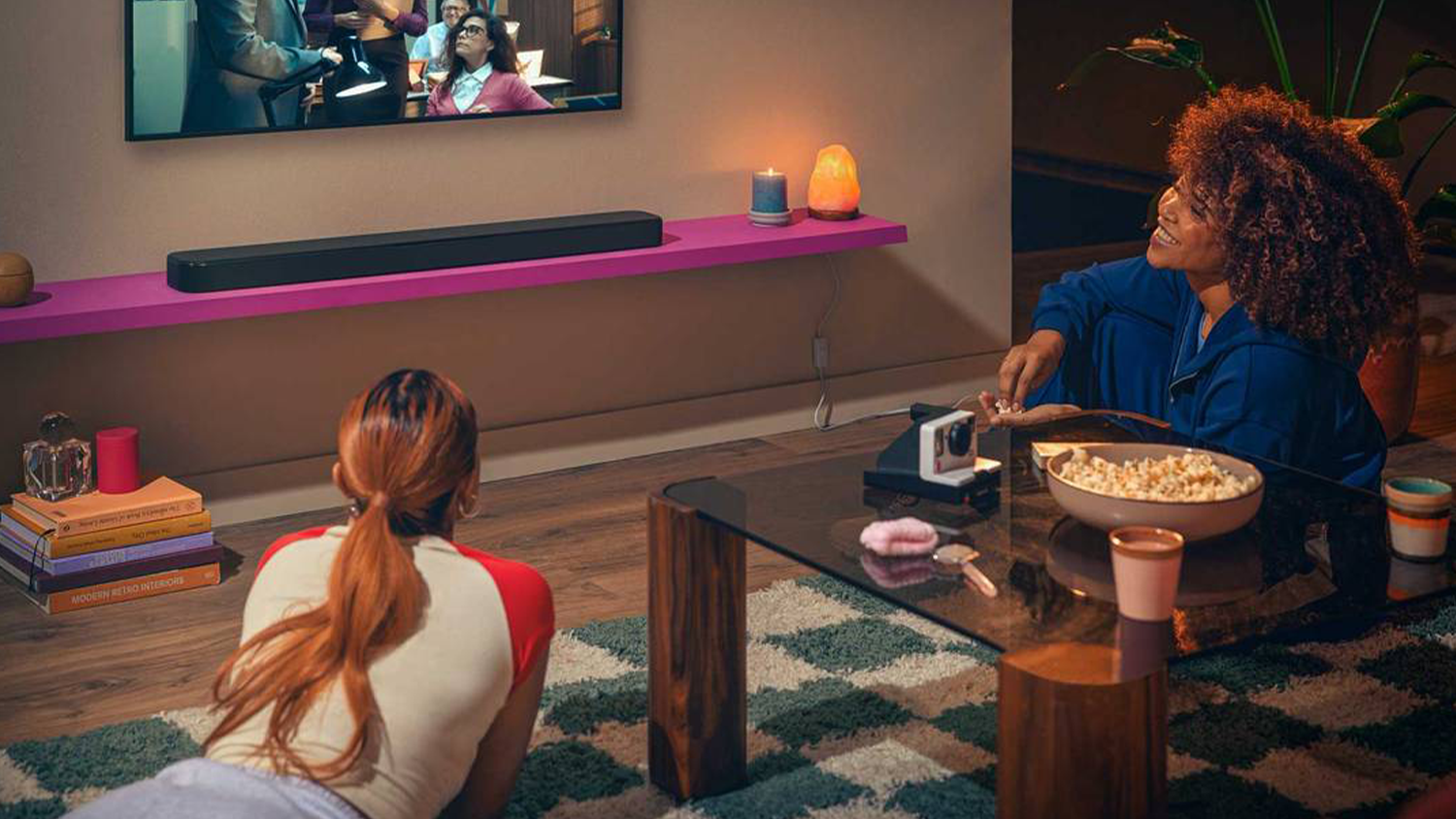 Ženy pred telev&iacute;ziou a soundbarom JBL