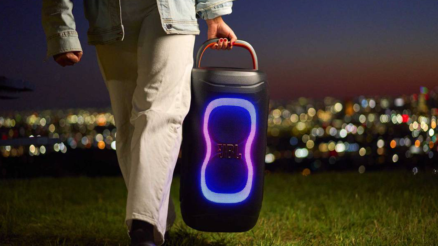 Člověk přenáší reproduktor JBL PartyBox