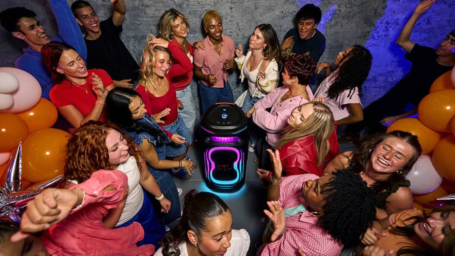 Lid&eacute; tanč&iacute;c&iacute; kolem reproduktoru JBL PartyBox Ultimate 2