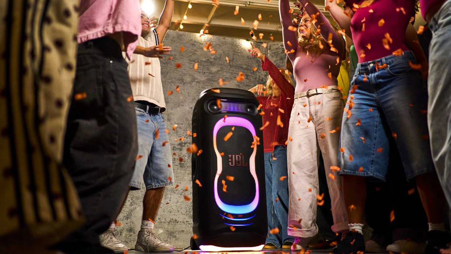 Lid&eacute; kolem reproduktoru JBL PartyBox Ultimate 2