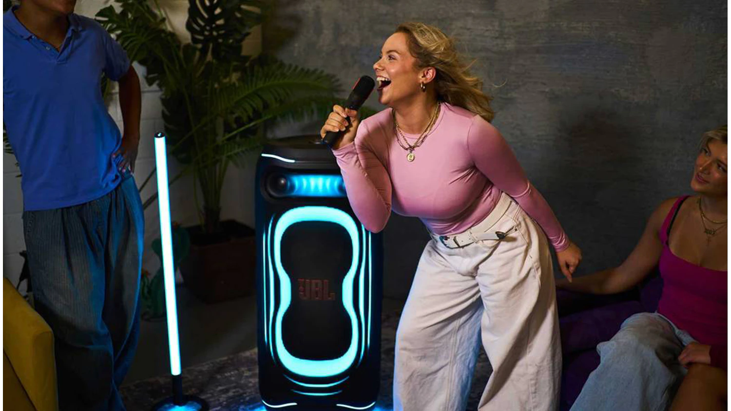 Žena zp&iacute;vaj&iacute;c&iacute; u reproduktoru JBL PartyBox Ultimate 2