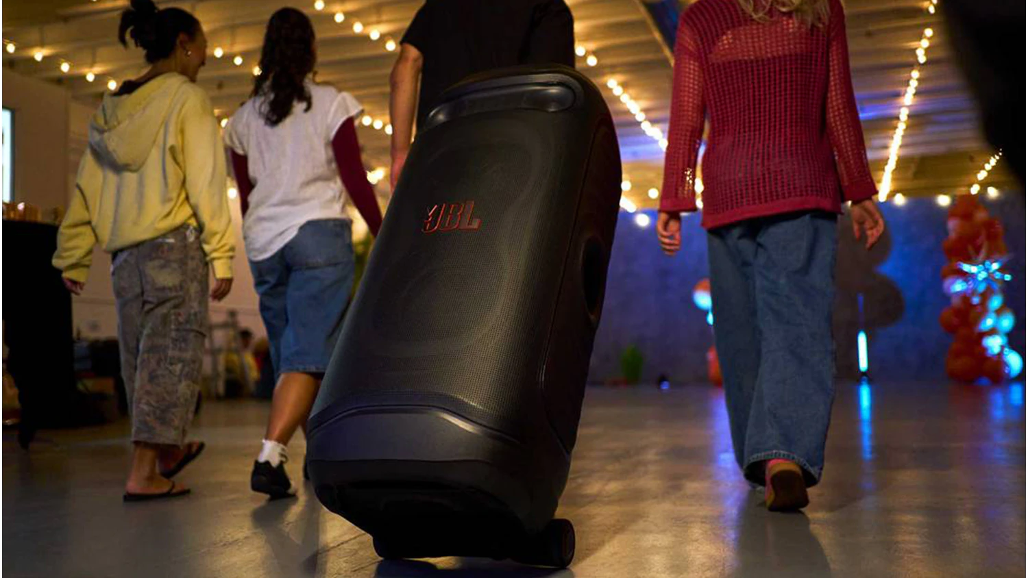 Muž přesouvaj&iacute;c&iacute; reproduktor JBL PartyBox Ultimate 2