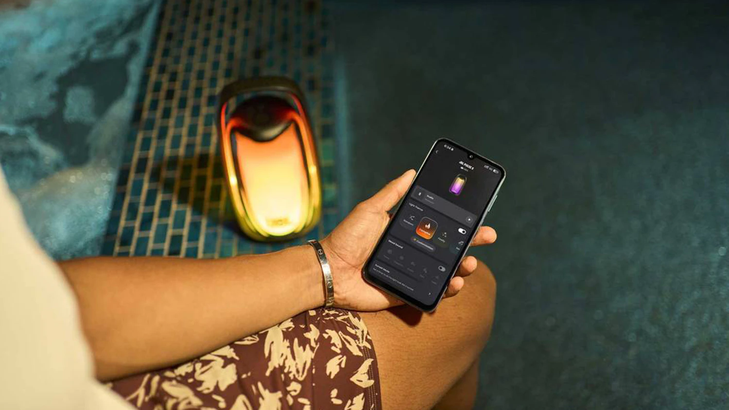 Člověk nastavující reproduktor JBL Pulse 6 v aplikaci