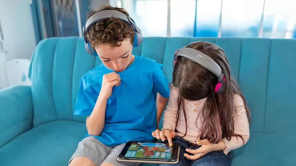 Dvě děti u tabletu se sluchátky JBuddies Studio 2_02
