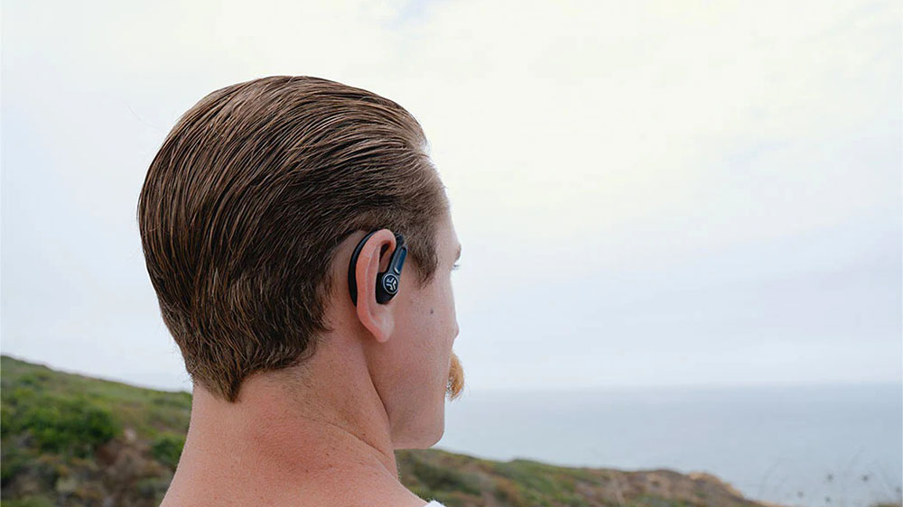 Muž s bezdrátovými sluchátky JLab Epic Sport ANC 3 v přírodě_03