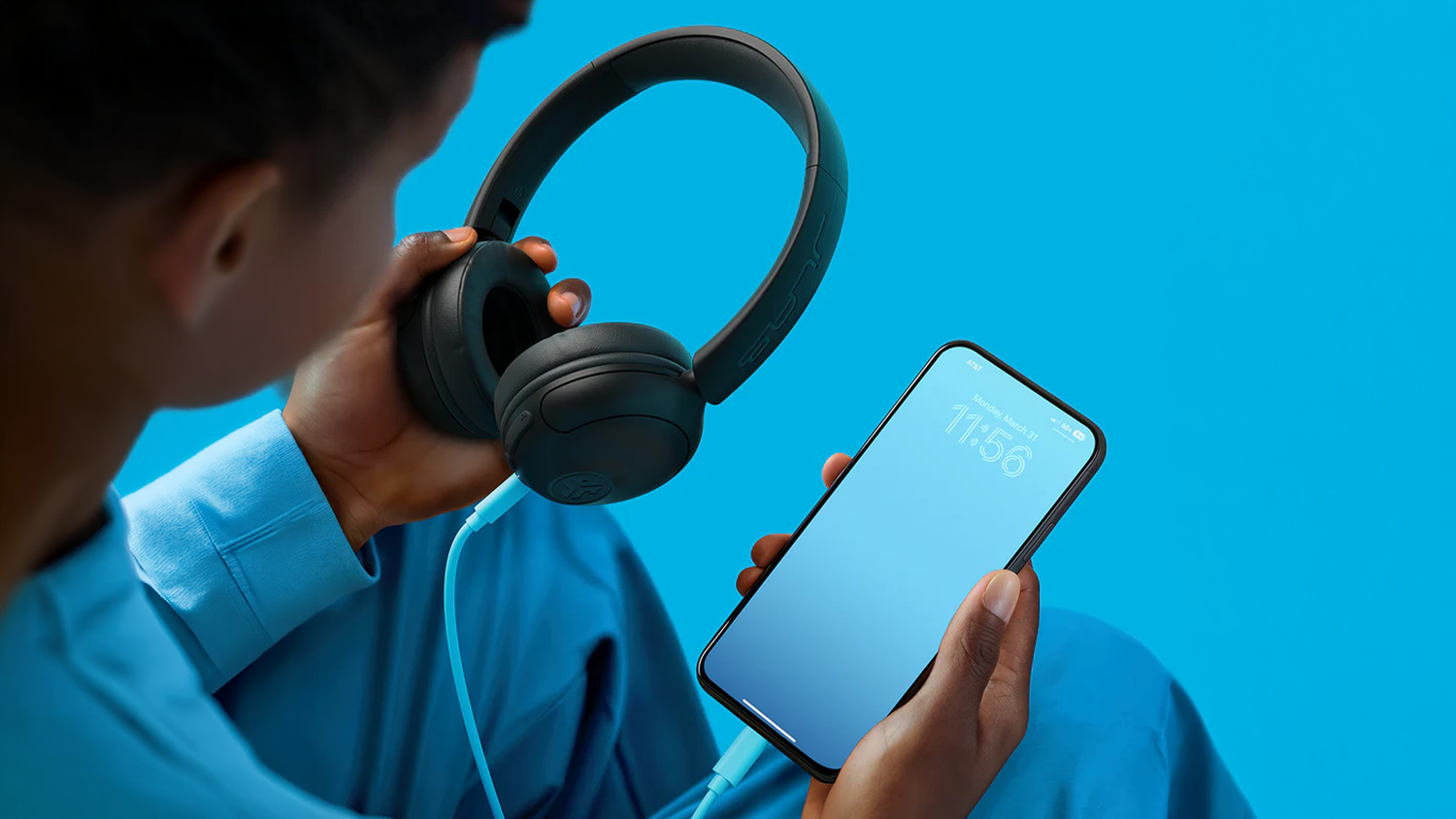 Slúchadlá JLab Studio 2 pripojené k mobilu