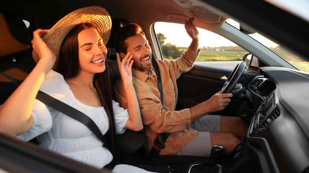 Lidé si užívají jízdu v autě za poslechu autorádia _02