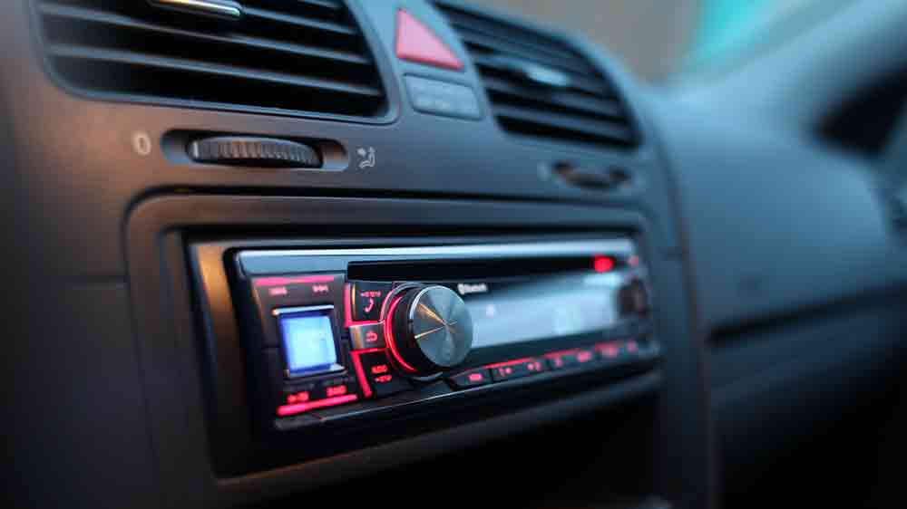 Autorádio s červeně podsvícenými tlačítky v autě _03