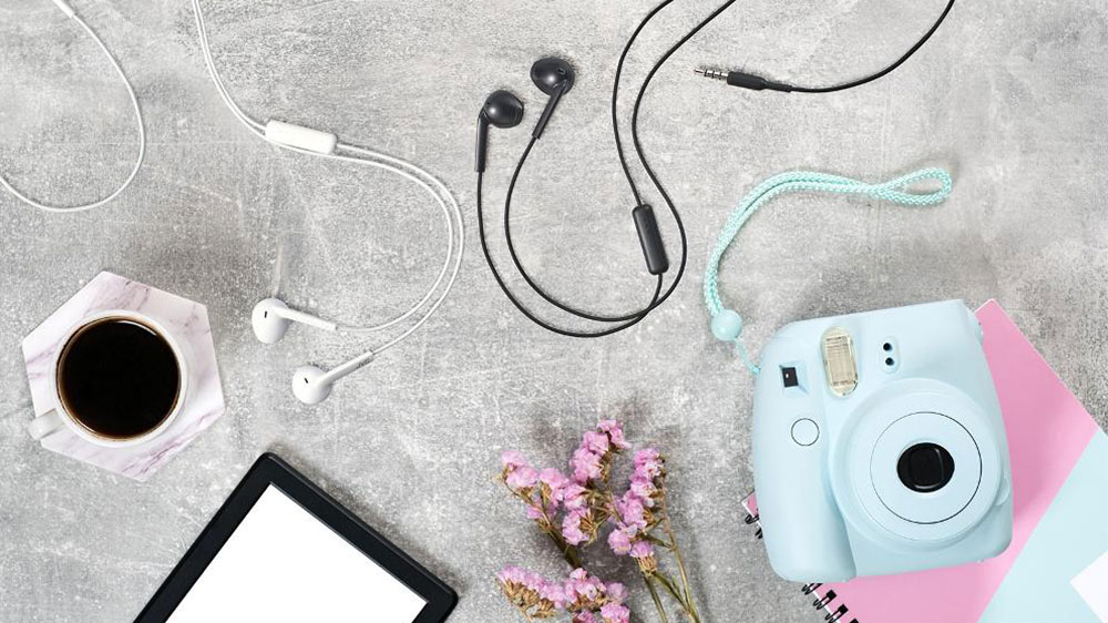 Sluchátka do uší JVC HA-F17MBU na stole_02