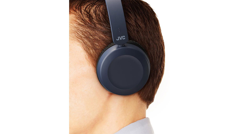 Muž s uzavřenými sluchátky JVC HA-S31M-A-E_02