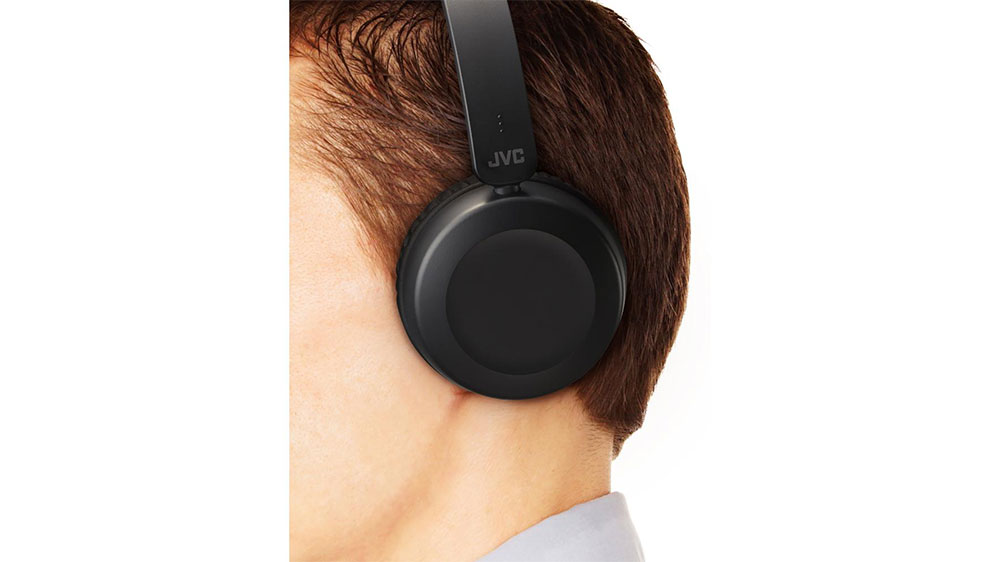 Muž s uzavřenými sluchátky JVC HA-S31M-B-E_02