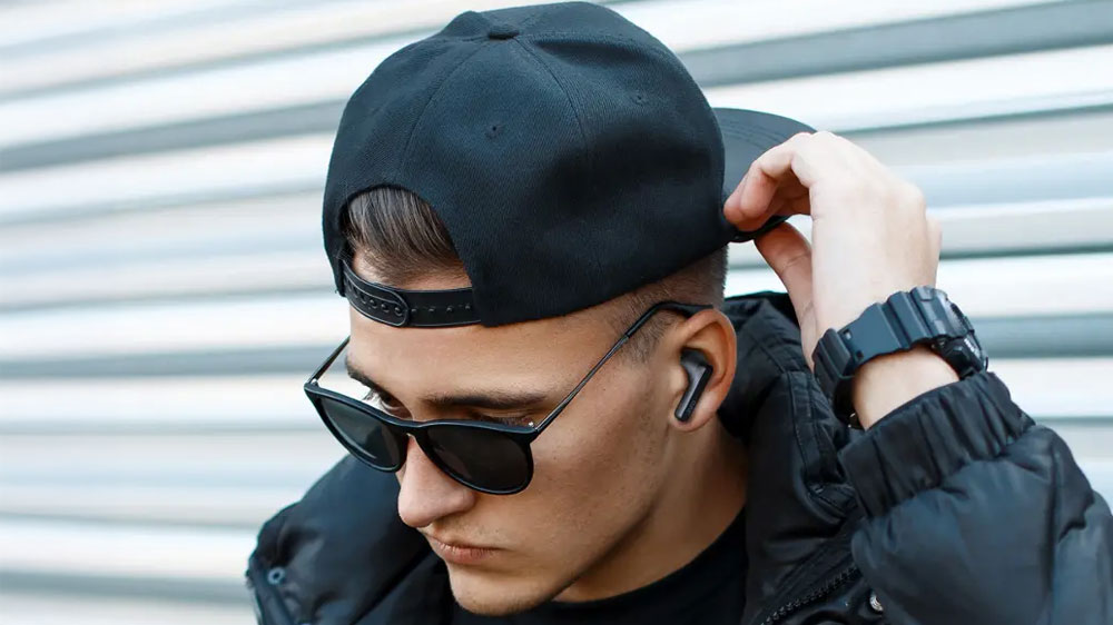 Mladík se sluchátky JVC HA-A9TBE_02