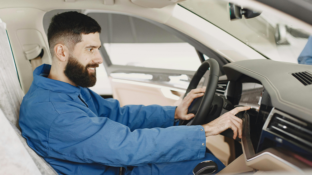 Muž ovláda rádio v aute _02