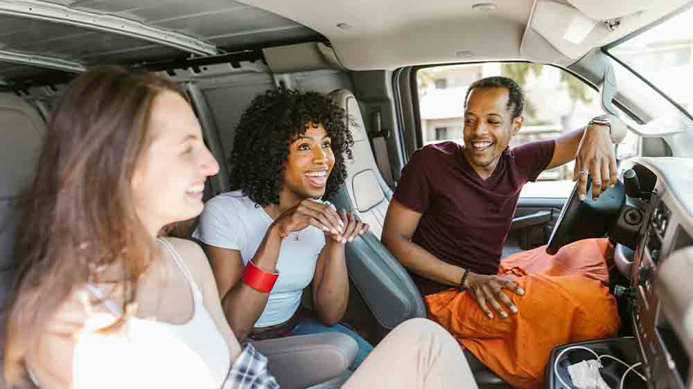 Smejúci sa ľudia v autě_02