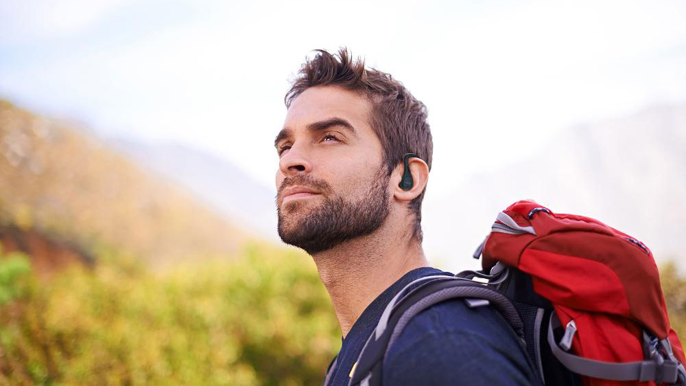 Muž se sportovními sluchátky JVC HA-EC25TBU_02
