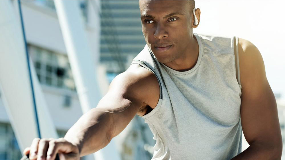 Muž se sportovními sluchátky JVC HA-EC25TWU_02