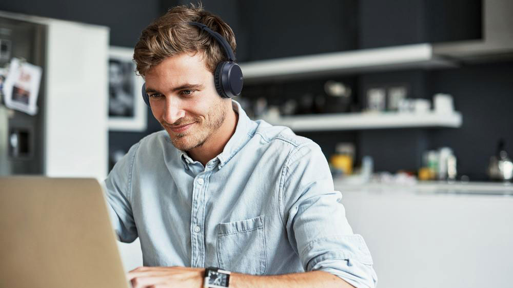 Muž s uzavřenými sluchátky JVC HA-S36WAU_02