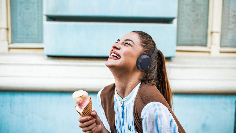 Žena s uzavřenými sluchátky JVC HA-S36WAU_03