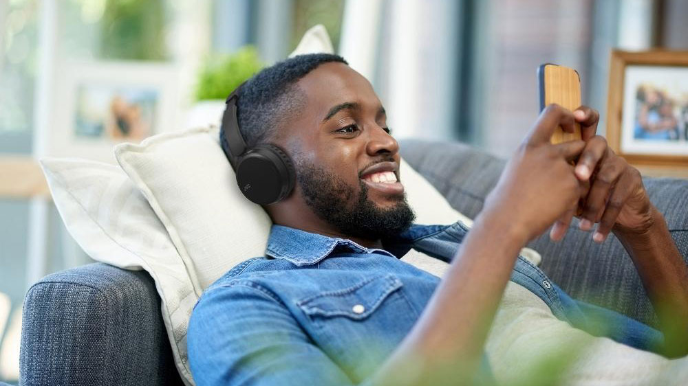 Muž s uzavřenými sluchátky JVC HA-S36WBU_02