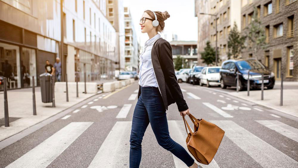 Žena s uzavřenými sluchátky JVC HA-S36WWU_02