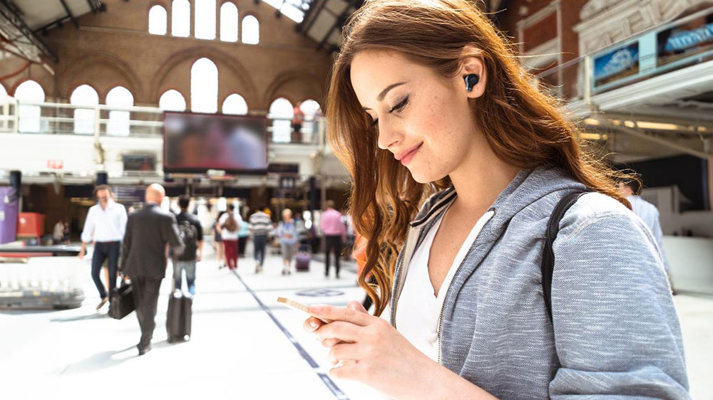 D&iacute;vka s bezdr&aacute;tov&yacute;mi sluch&aacute;tky JVC HA-A25TBN_02