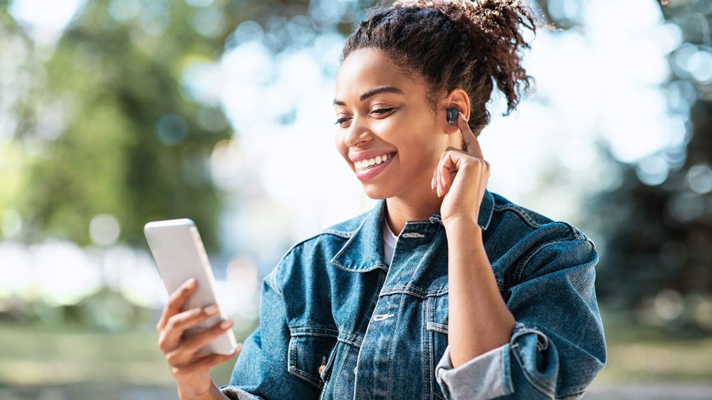 D&iacute;vka s bezdr&aacute;tov&yacute;mi sluch&aacute;tky JVC HA-A25TBN telefonuje_03