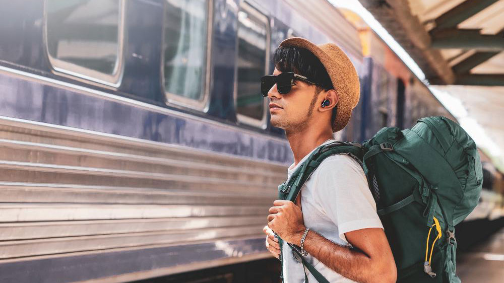 Mlad&yacute; muž s bezdr&aacute;tov&yacute;mi sluch&aacute;tky JVC HA-A25TBN_04