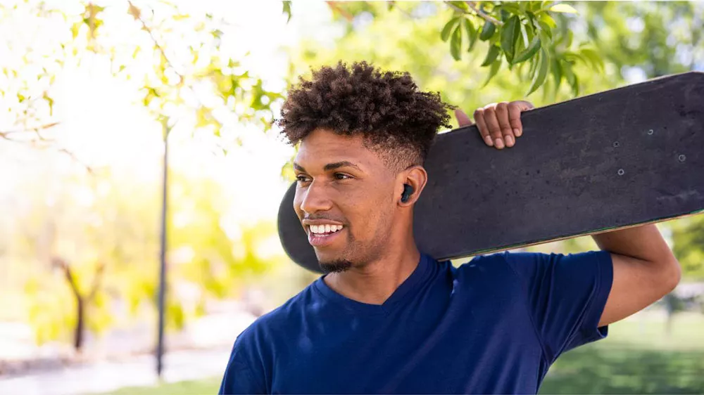 Muž s Bluetooth sluchátky do uší JVC HA-A7T2BE_02