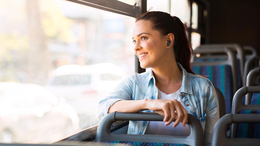 Žena s Bluetooth sluchátky do uší JVC HA-A7T2BE_04