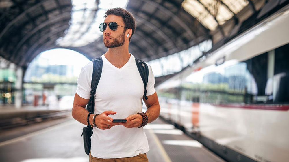 Muž s Bluetooth sluchátky do uší JVC HA-A7T2WE_02