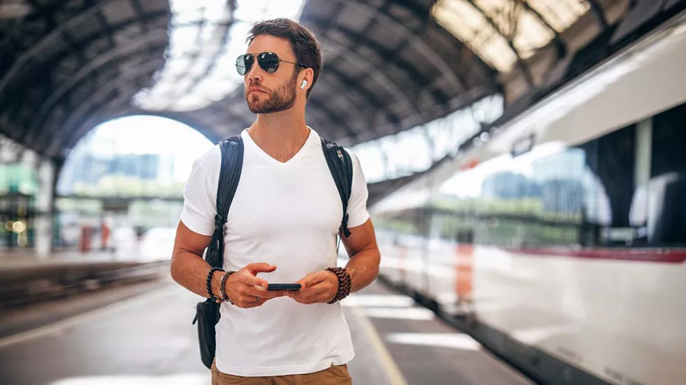 Muž s Bluetooth sluch&aacute;tky do u&scaron;&iacute; JVC HA-A7T2WE_02