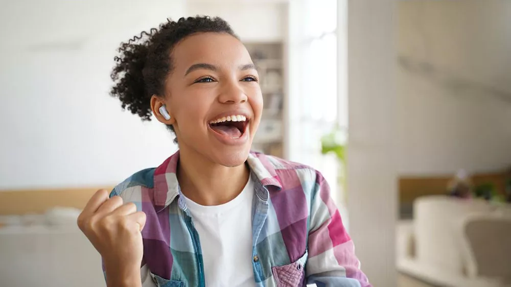 Slečna s Bluetooth sluch&aacute;tky do u&scaron;&iacute; JVC HA-A7T2WE_04