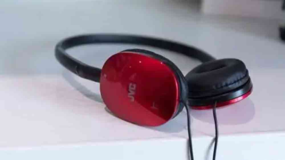 Slúchadlá JVC FLATS HA-S160M položenej na stole_02