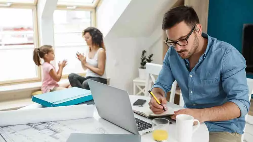 Muž se sluchátky pracuje u notebooku_02