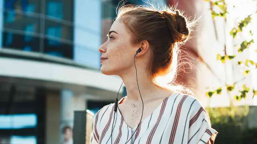 Žena se sluch&aacute;tky JVC HA-FR17UCBU USB-C_02