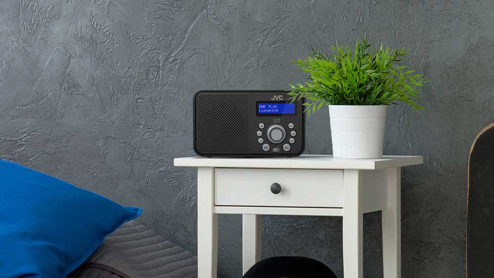 Radiopřijímač DAB+ JVC RA-E313B-DAB na stolku_02