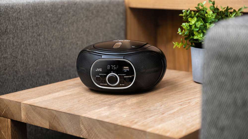 Radiopřijímač JVC RD E221B v interiéru_03