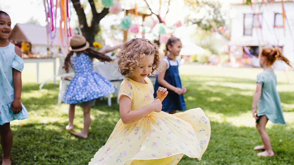 Děti tancují na hudbu z radiopřijímače JVC_04