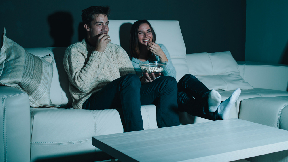 Dvojice se baví u sledování HD Smart Televize JVC LT-24VH5405_03