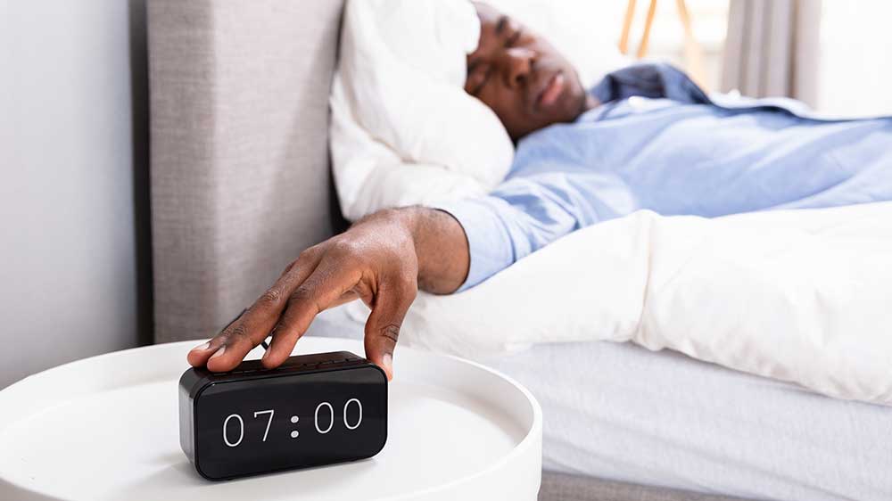 Muž se probouzí s radiobudíkem_02