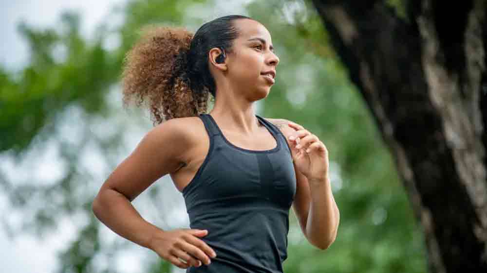 Žena běhá se sluchátky JVC HA-NP40T Nearphones Black_02