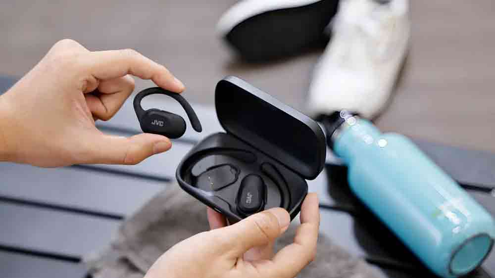 Sportovní Sluchátka JVC HA-NP40T Nearphones Black na stole se sportovním vybavením_03