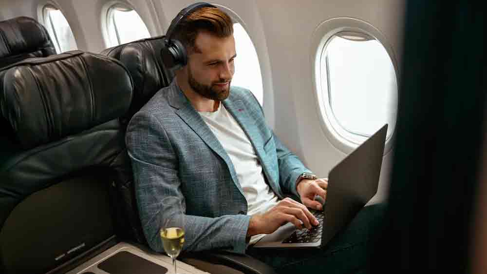 Muži so slúchadlami JVC HA-S95N-B Black letí lietadlom_03