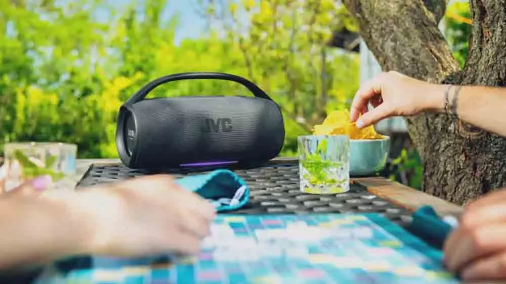 Přenosn&yacute; reproduktor JVC XS-E524B čern&yacute; venku na zahradn&iacute;m stole_02